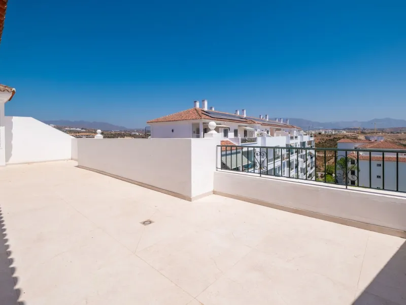 At the top of Miraflores, we welcome you to this newly renovated penthouse apartment with nothing less than breathtaking views of the Mediterranean and beautiful mountain views. On the horizon, on a clear day in autumn and spring, you will see the famous 