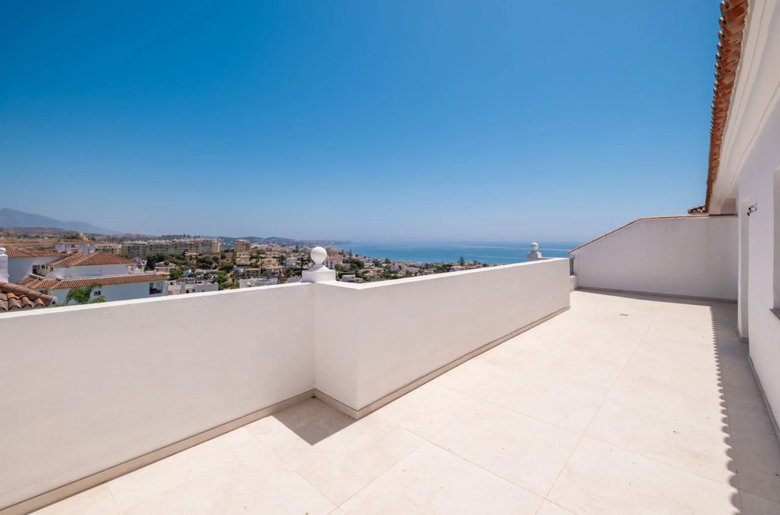 At the top of Miraflores, we welcome you to this newly renovated penthouse apartment with nothing less than breathtaking views of the Mediterranean and beautiful mountain views. On the horizon, on a clear day in autumn and spring, you will see the famous 