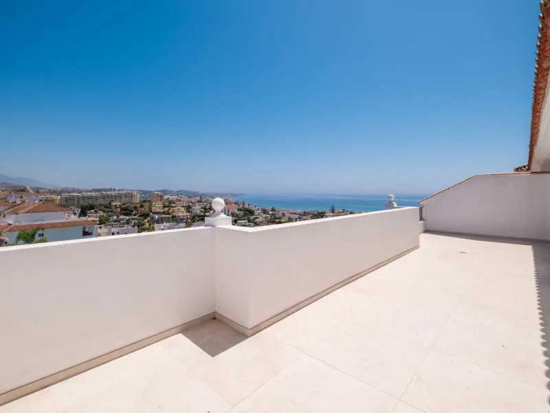 At the top of Miraflores, we welcome you to this newly renovated penthouse apartment with nothing less than breathtaking views of the Mediterranean and beautiful mountain views. On the horizon, on a clear day in autumn and spring, you will see the famous 