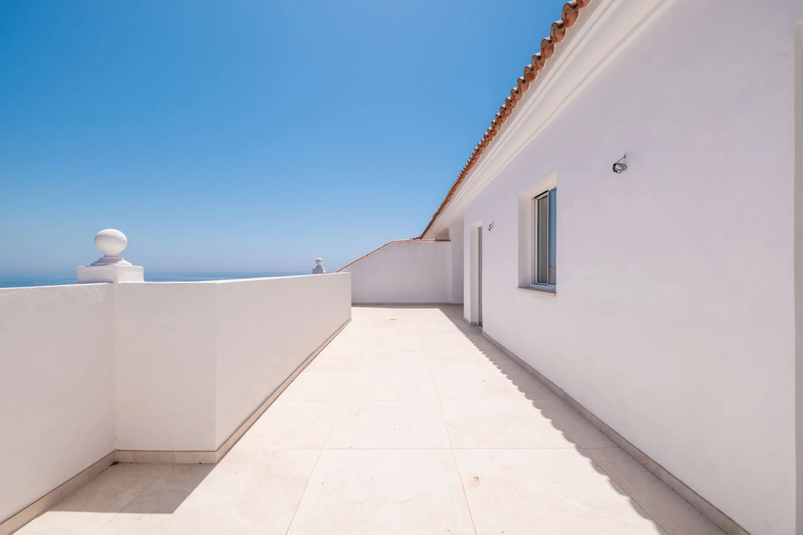 At the top of Miraflores, we welcome you to this newly renovated penthouse apartment with nothing less than breathtaking views of the Mediterranean and beautiful mountain views. On the horizon, on a clear day in autumn and spring, you will see the famous 