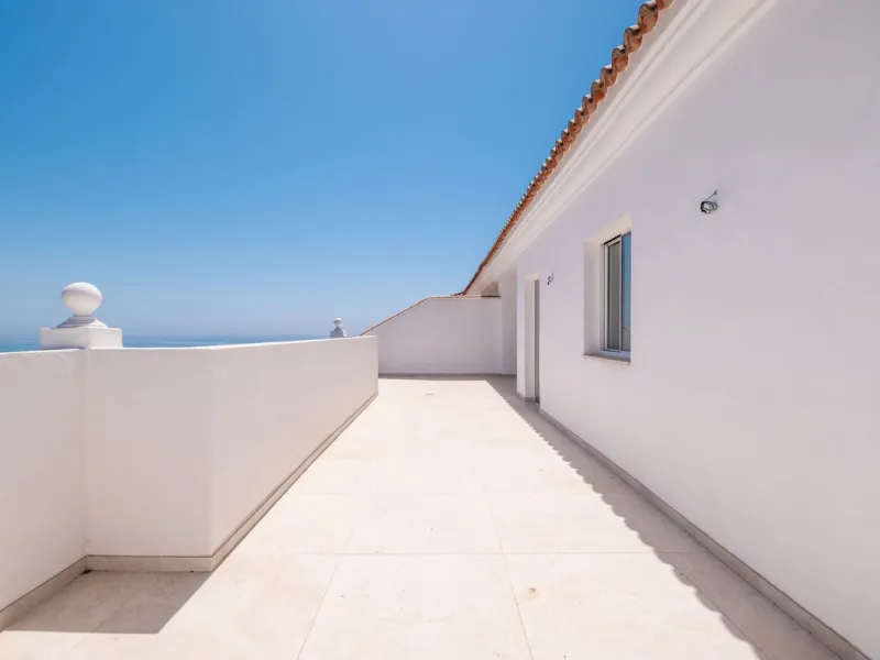 At the top of Miraflores, we welcome you to this newly renovated penthouse apartment with nothing less than breathtaking views of the Mediterranean and beautiful mountain views. On the horizon, on a clear day in autumn and spring, you will see the famous 