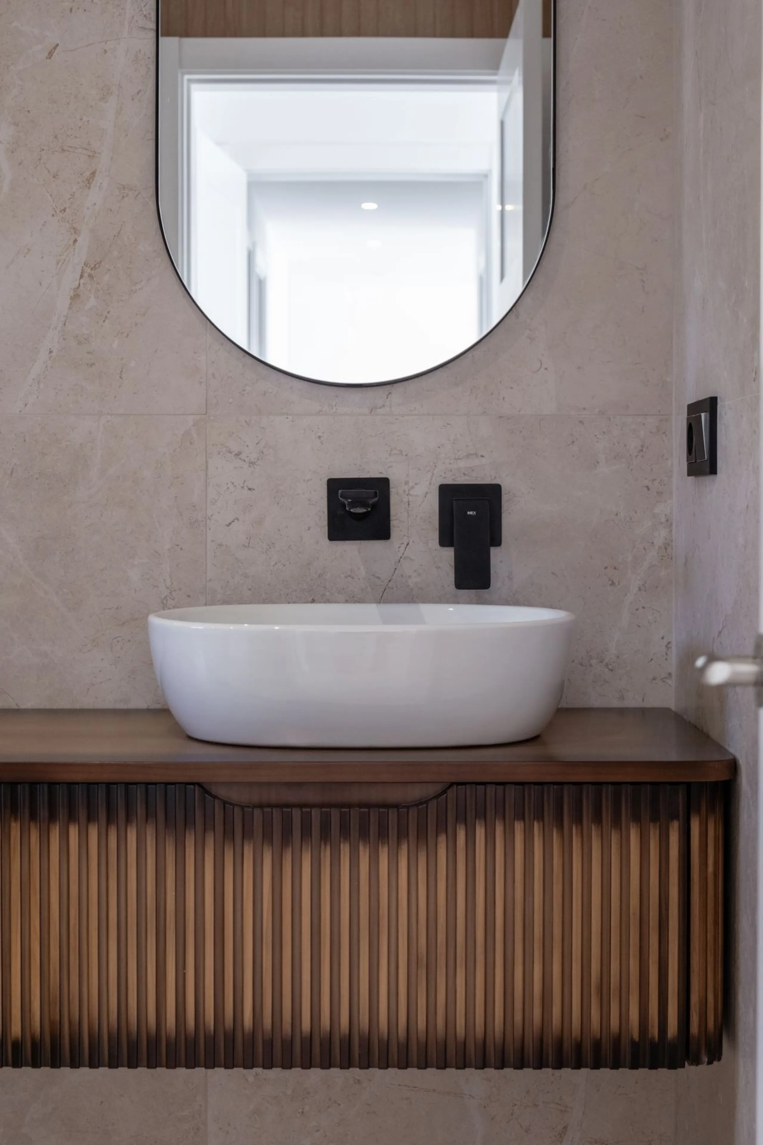 At the top of Miraflores, we welcome you to this newly renovated penthouse apartment with nothing less than breathtaking views of the Mediterranean and beautiful mountain views. On the horizon, on a clear day in autumn and spring, you will see the famous 