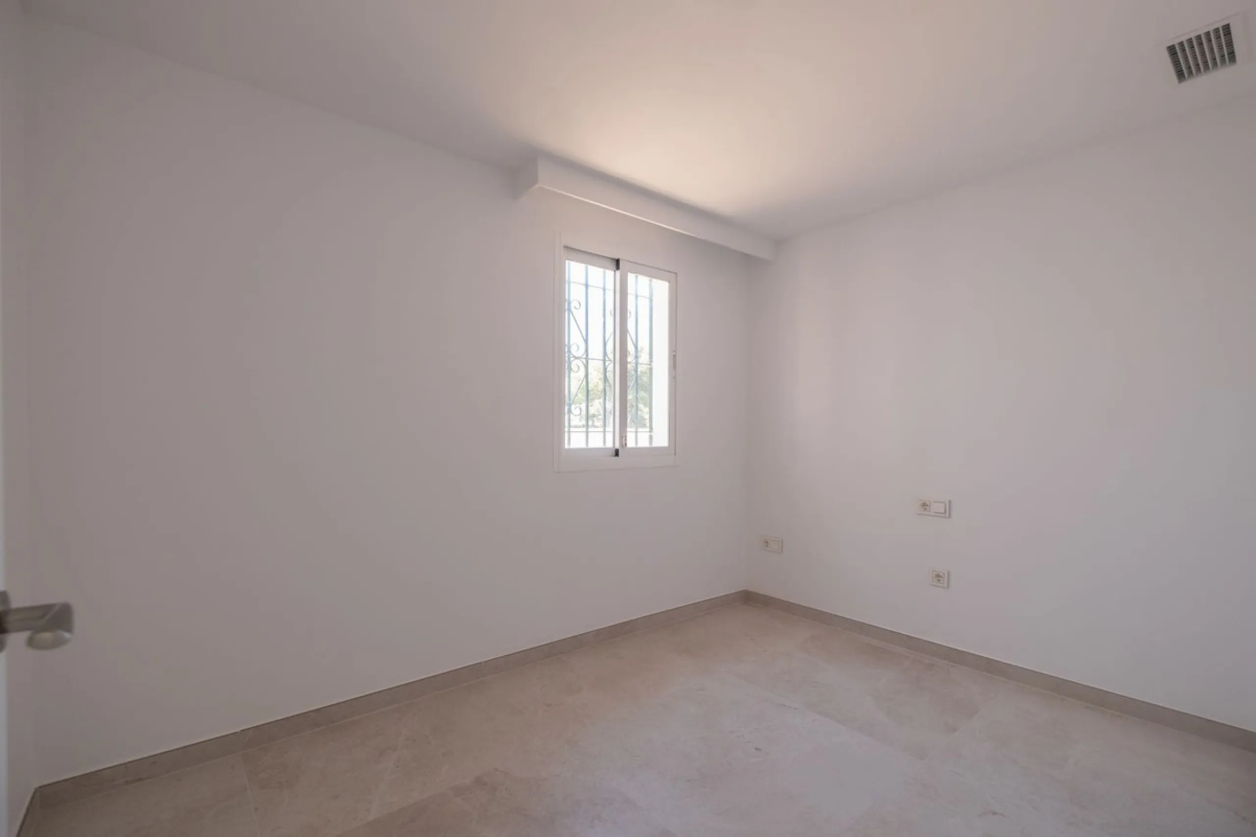 At the top of Miraflores, we welcome you to this newly renovated penthouse apartment with nothing less than breathtaking views of the Mediterranean and beautiful mountain views. On the horizon, on a clear day in autumn and spring, you will see the famous 