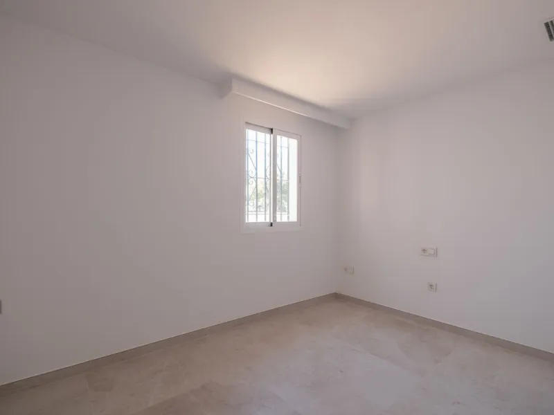 At the top of Miraflores, we welcome you to this newly renovated penthouse apartment with nothing less than breathtaking views of the Mediterranean and beautiful mountain views. On the horizon, on a clear day in autumn and spring, you will see the famous 