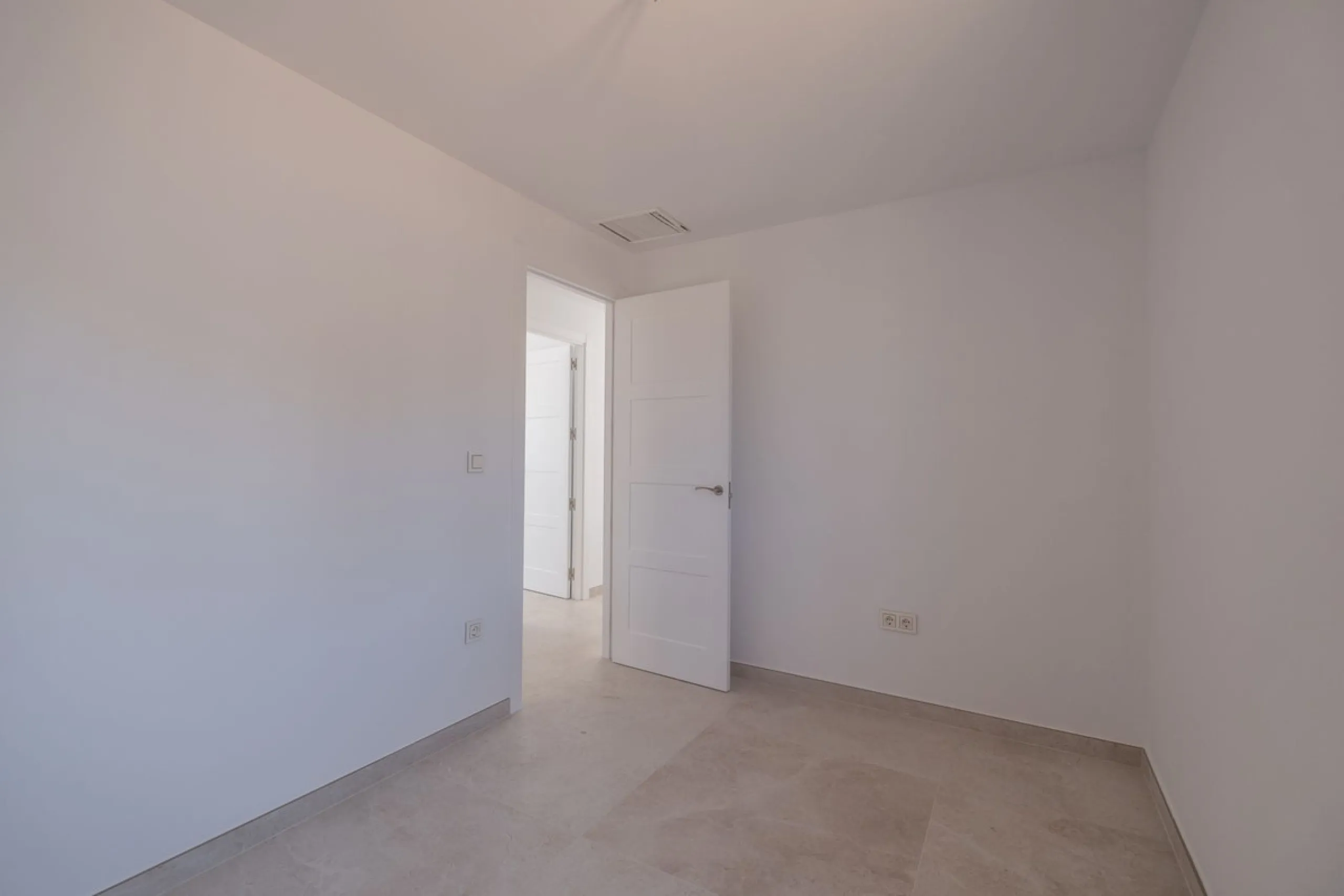 At the top of Miraflores, we welcome you to this newly renovated penthouse apartment with nothing less than breathtaking views of the Mediterranean and beautiful mountain views. On the horizon, on a clear day in autumn and spring, you will see the famous 