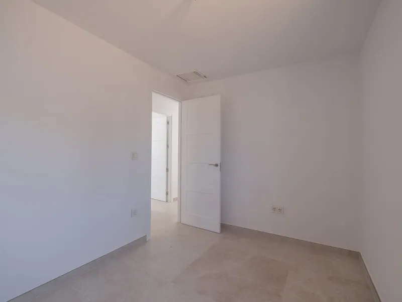 At the top of Miraflores, we welcome you to this newly renovated penthouse apartment with nothing less than breathtaking views of the Mediterranean and beautiful mountain views. On the horizon, on a clear day in autumn and spring, you will see the famous 