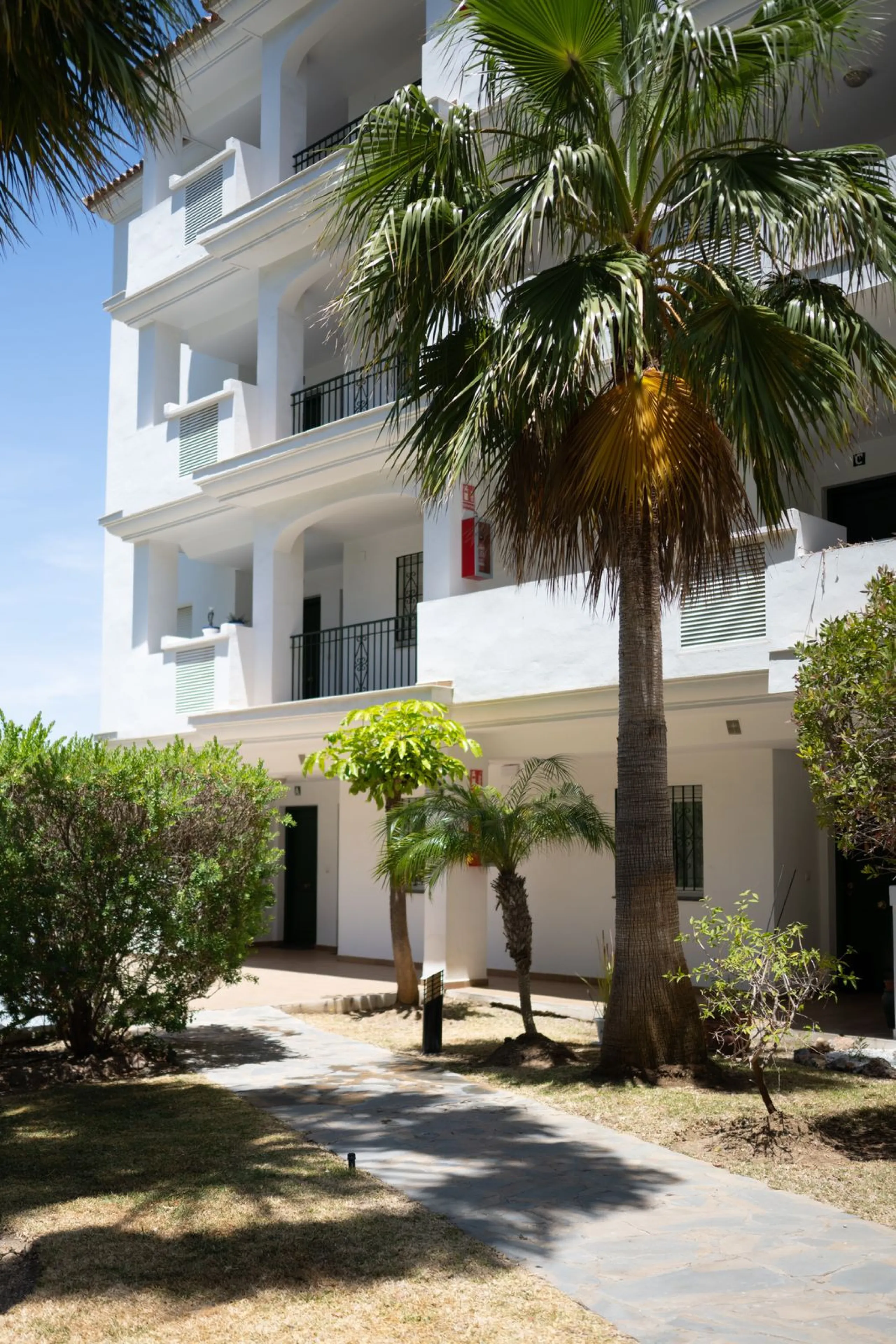 At the top of Miraflores, we welcome you to this newly renovated penthouse apartment with nothing less than breathtaking views of the Mediterranean and beautiful mountain views. On the horizon, on a clear day in autumn and spring, you will see the famous 