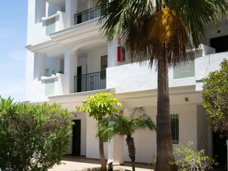 At the top of Miraflores, we welcome you to this newly renovated penthouse apartment with nothing less than breathtaking views of the Mediterranean and beautiful mountain views. On the horizon, on a clear day in autumn and spring, you will see the famous 