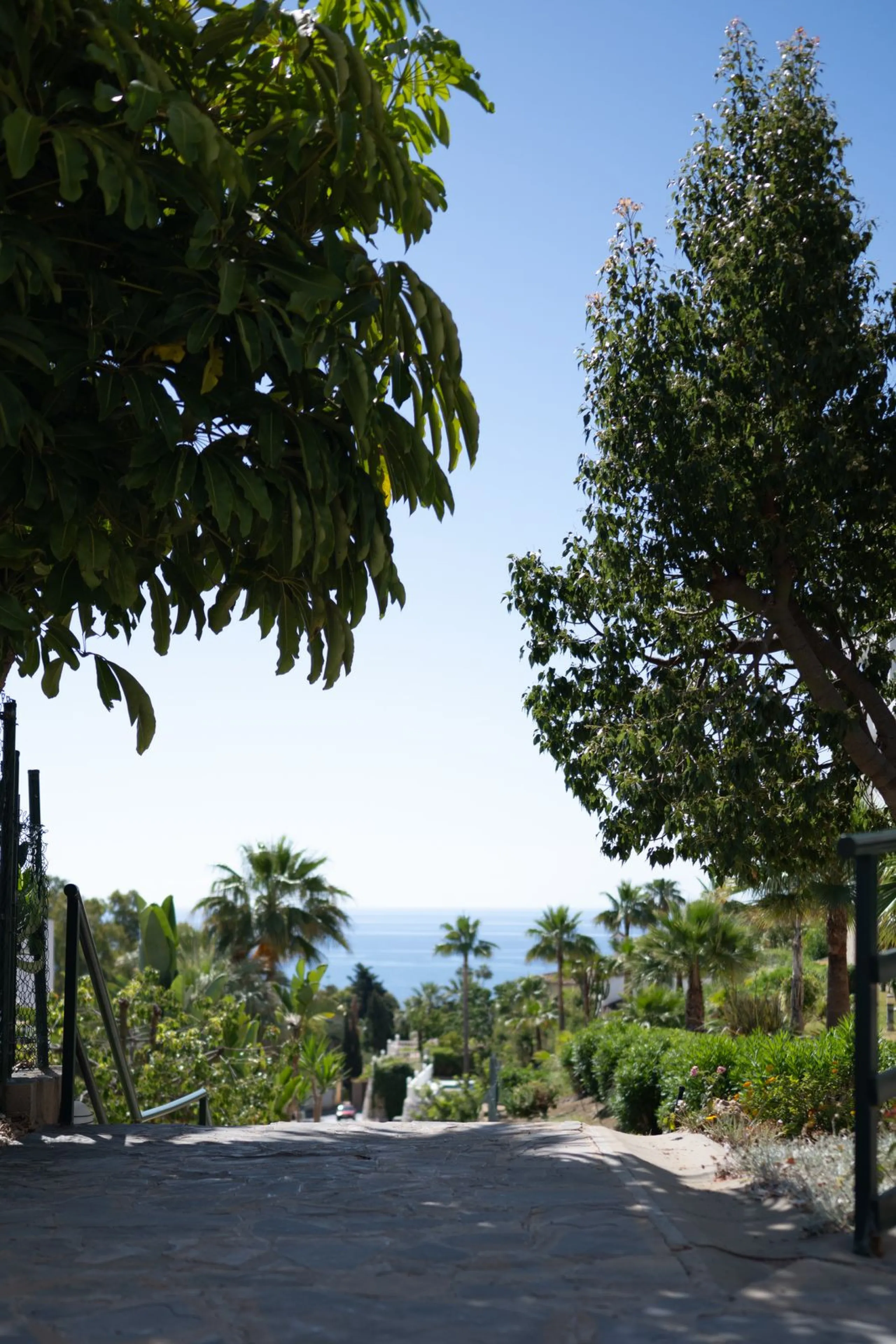 At the top of Miraflores, we welcome you to this newly renovated penthouse apartment with nothing less than breathtaking views of the Mediterranean and beautiful mountain views. On the horizon, on a clear day in autumn and spring, you will see the famous 