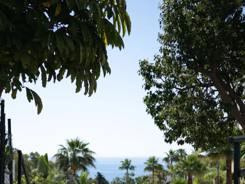 At the top of Miraflores, we welcome you to this newly renovated penthouse apartment with nothing less than breathtaking views of the Mediterranean and beautiful mountain views. On the horizon, on a clear day in autumn and spring, you will see the famous 