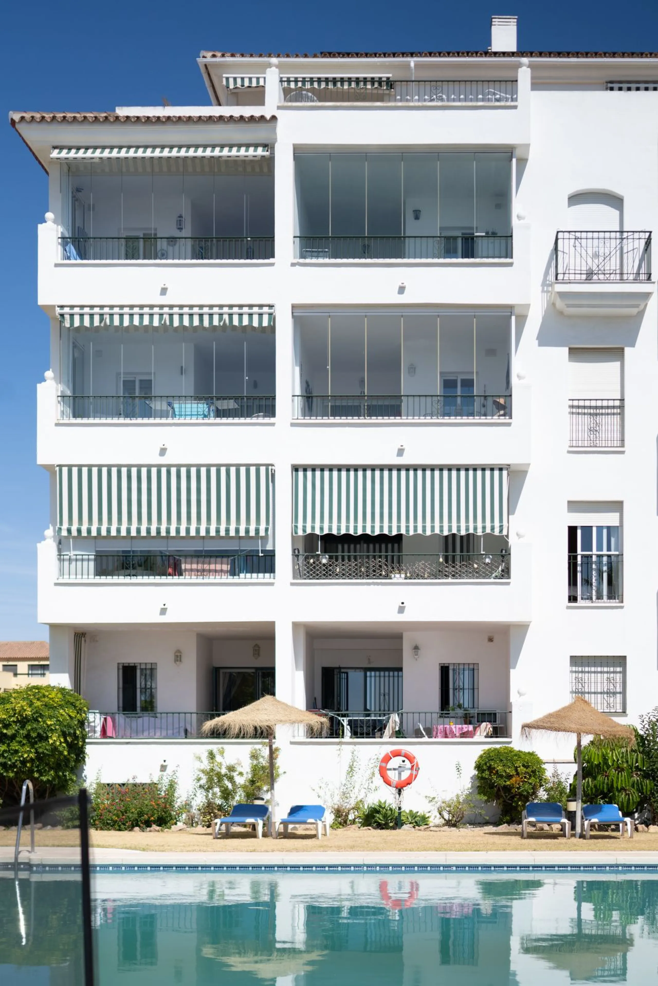 At the top of Miraflores, we welcome you to this newly renovated penthouse apartment with nothing less than breathtaking views of the Mediterranean and beautiful mountain views. On the horizon, on a clear day in autumn and spring, you will see the famous 