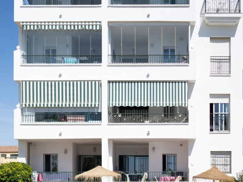At the top of Miraflores, we welcome you to this newly renovated penthouse apartment with nothing less than breathtaking views of the Mediterranean and beautiful mountain views. On the horizon, on a clear day in autumn and spring, you will see the famous 