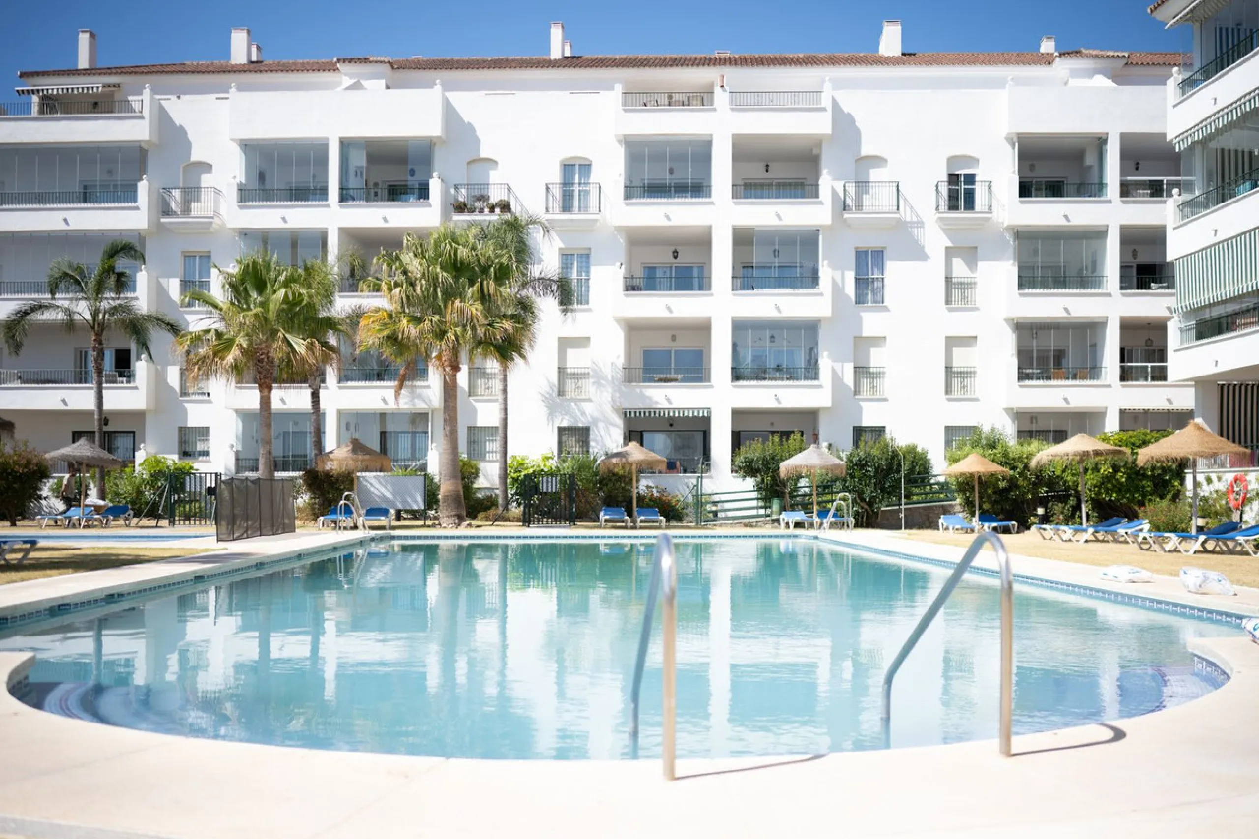 At the top of Miraflores, we welcome you to this newly renovated penthouse apartment with nothing less than breathtaking views of the Mediterranean and beautiful mountain views. On the horizon, on a clear day in autumn and spring, you will see the famous 