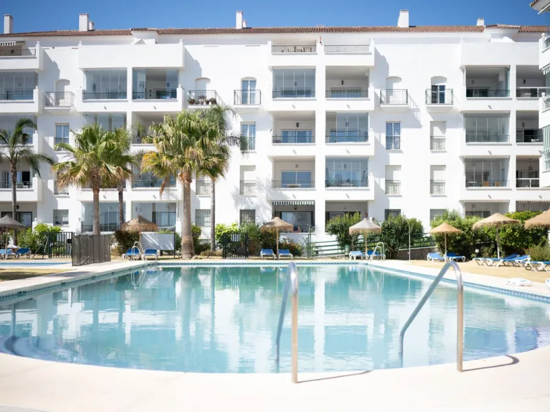 At the top of Miraflores, we welcome you to this newly renovated penthouse apartment with nothing less than breathtaking views of the Mediterranean and beautiful mountain views. On the horizon, on a clear day in autumn and spring, you will see the famous 