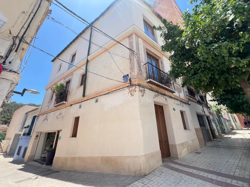Building with vacation license included!