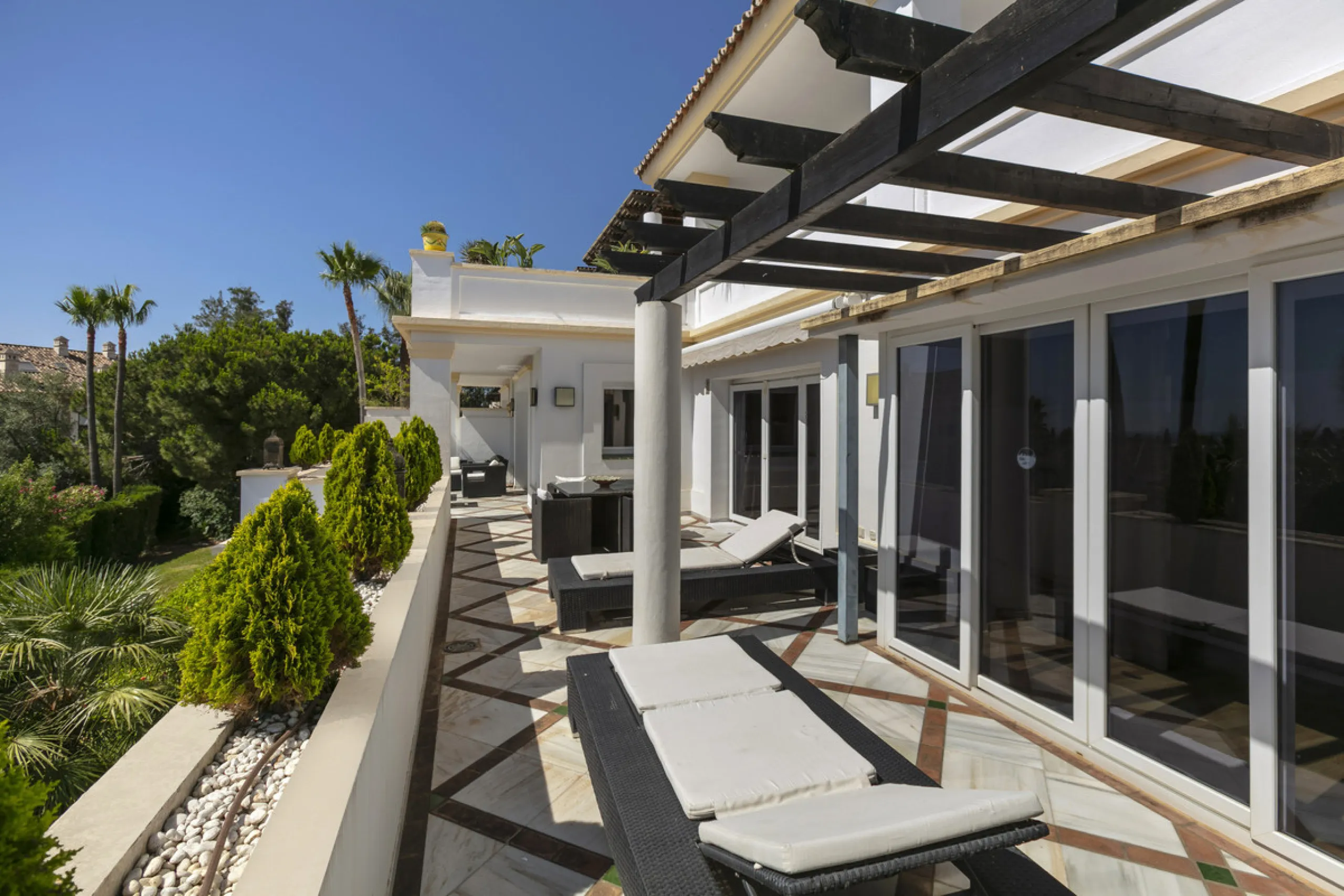 Великолепная квартира с четырьмя спальнями и видом на юго-восток на первом этаже в престижном закрытом комплексе Монте Паразио на Золотой Миле Марбельи. Этот востребованный жилой комплекс имеет круглосуточную охрану, несколько открытых бассейнов, бар-рест