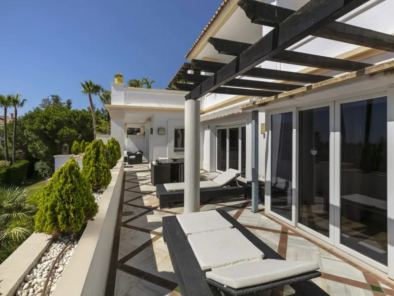 Stunning four bedroom, south east facing first floor apartment in the prestigious and gated community Monte Parasio on Marbella's Golden Mile. This sought after urbanization has 24hr security, several outdoor swimming pools, a bar/restaurant, children's p