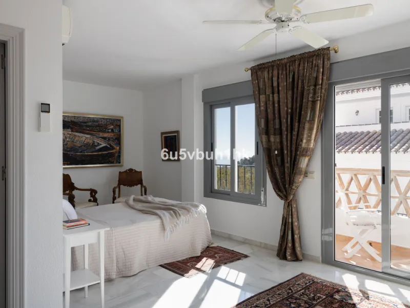 House - Detached Villa в продаже в Mijas, Málaga. В доме 4 спален и 3 ванных комнат. Площадь дома 366 м². Площадь участка 61 м²