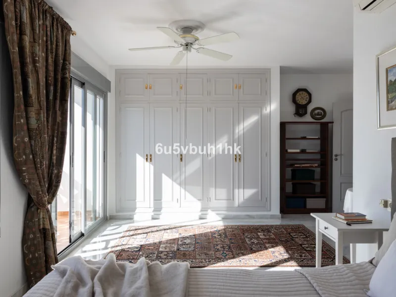 House - Detached Villa в продаже в Mijas, Málaga. В доме 4 спален и 3 ванных комнат. Площадь дома 366 м². Площадь участка 61 м²