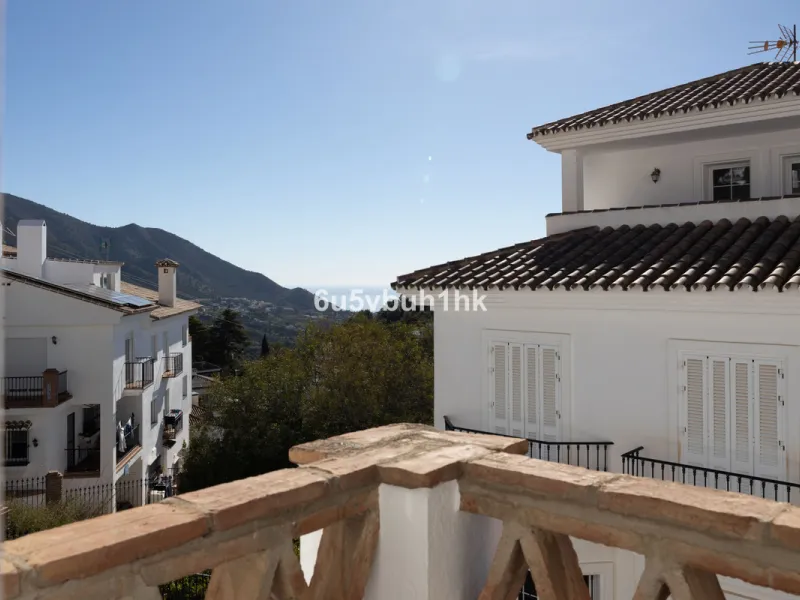House - Detached Villa в продаже в Mijas, Málaga. В доме 4 спален и 3 ванных комнат. Площадь дома 366 м². Площадь участка 61 м²