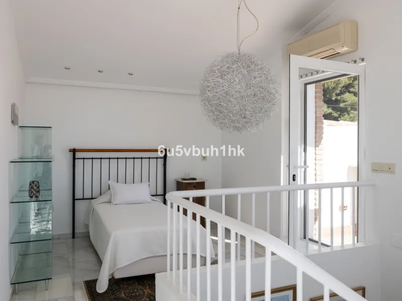 House - Detached Villa в продаже в Mijas, Málaga. В доме 4 спален и 3 ванных комнат. Площадь дома 366 м². Площадь участка 61 м²