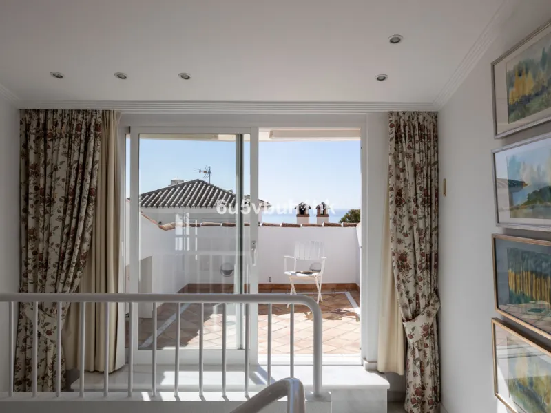 House - Detached Villa в продаже в Mijas, Málaga. В доме 4 спален и 3 ванных комнат. Площадь дома 366 м². Площадь участка 61 м²