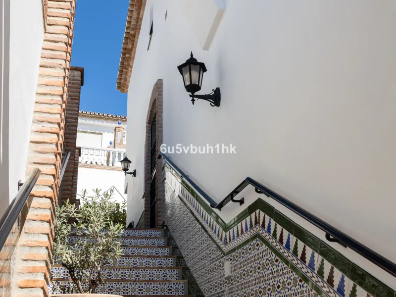 House - Detached Villa в продаже в Mijas, Málaga. В доме 4 спален и 3 ванных комнат. Площадь дома 366 м². Площадь участка 61 м²