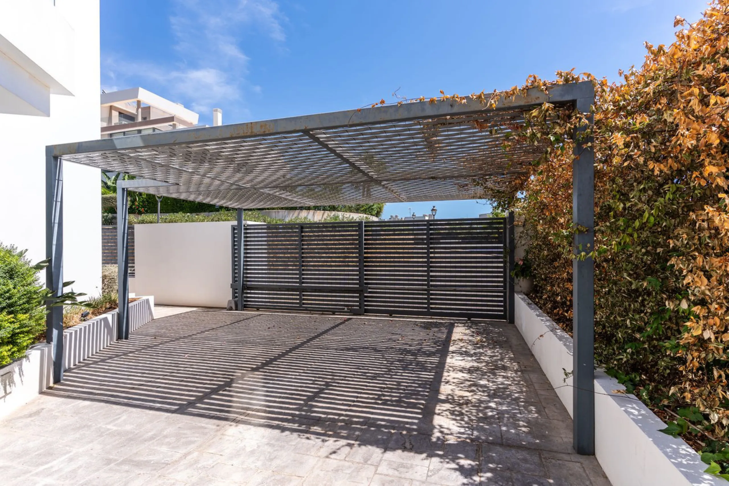 This exceptional luxury villa is situated in the prestigious area of Cabopino, Marbella East, offering a prime front line golf location with captivating views of both the sea and lush fairways. Designed to the highest standards, the property spans a gener
