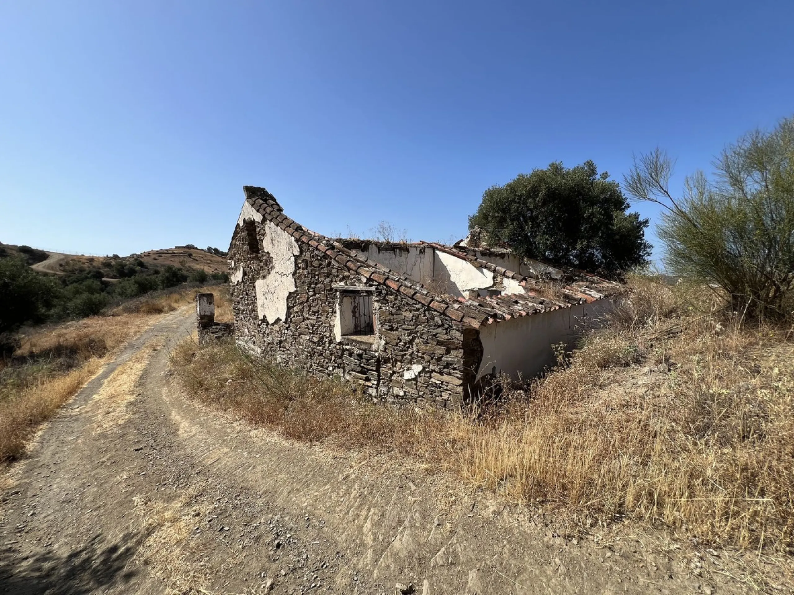 Plot - Land with Ruin в продаже в Mijas, Málaga. Площадь дома 172 м². Площадь участка 46545 м²