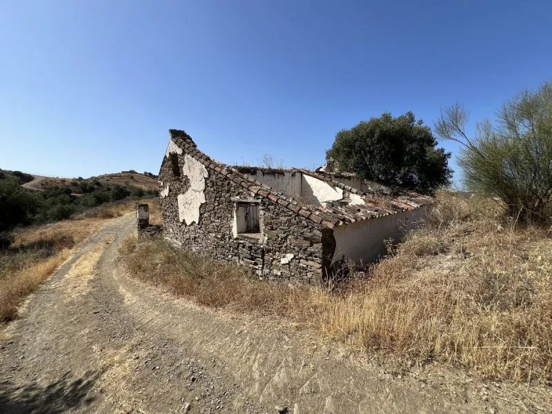 Plot - Land with Ruin в продаже в Mijas, Málaga. Площадь дома 172 м². Площадь участка 46545 м²