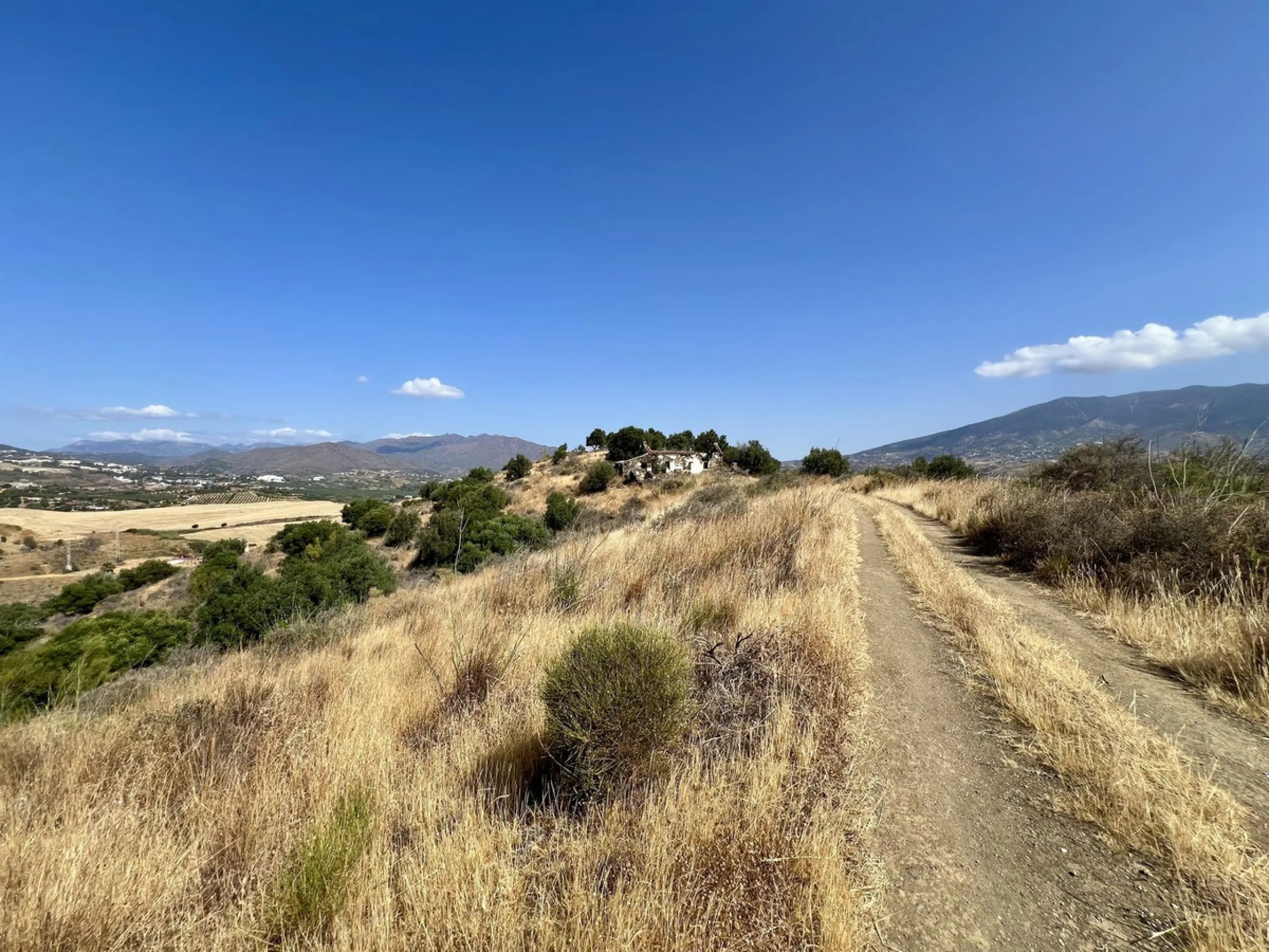 Plot - Land with Ruin в продаже в Mijas, Málaga. Площадь дома 172 м². Площадь участка 46545 м²