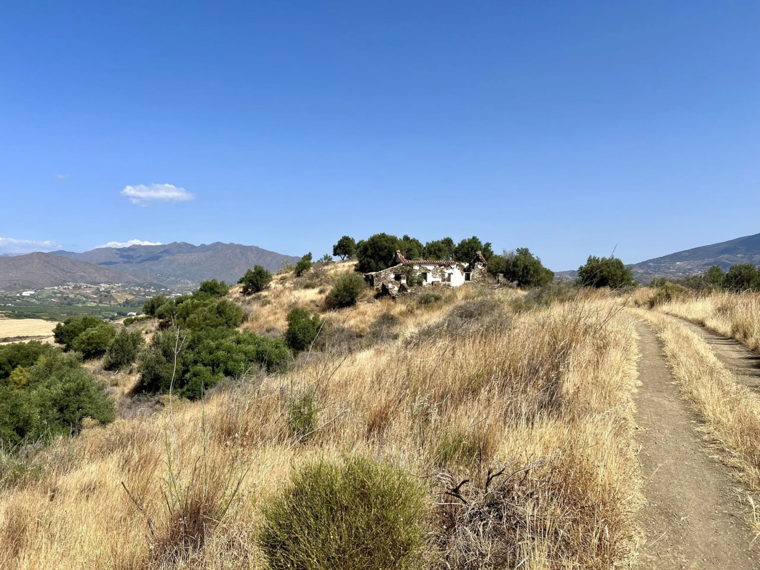 Plot - Land with Ruin в продаже в Mijas, Málaga. Площадь дома 172 м². Площадь участка 46545 м²
