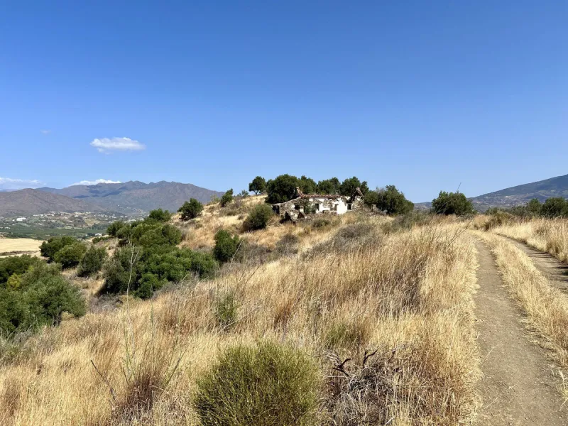 Plot - Land with Ruin в продаже в Mijas, Málaga. Площадь дома 172 м². Площадь участка 46545 м²
