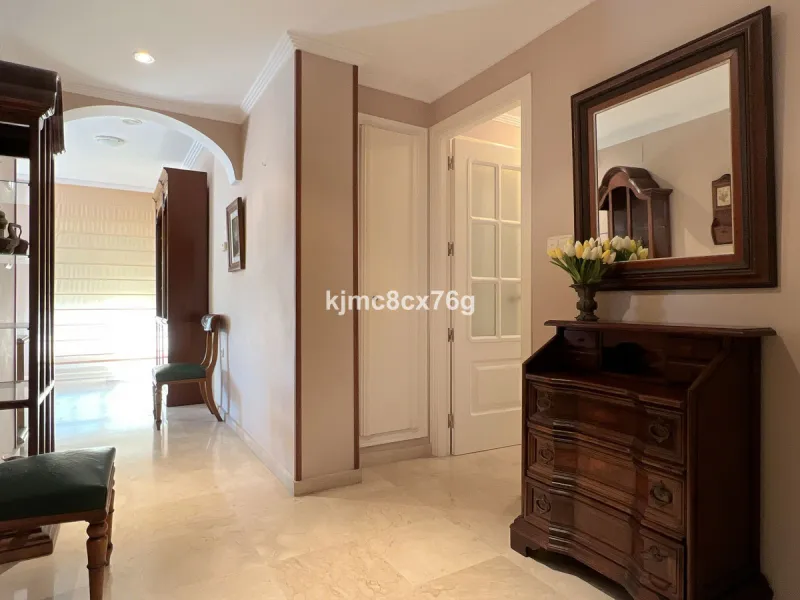 FOR SALE: BEAUTIFUL AND SPACIOUS APARTMENT NEAR THE BEACH. LAS CHAPAS, MARBELLA.