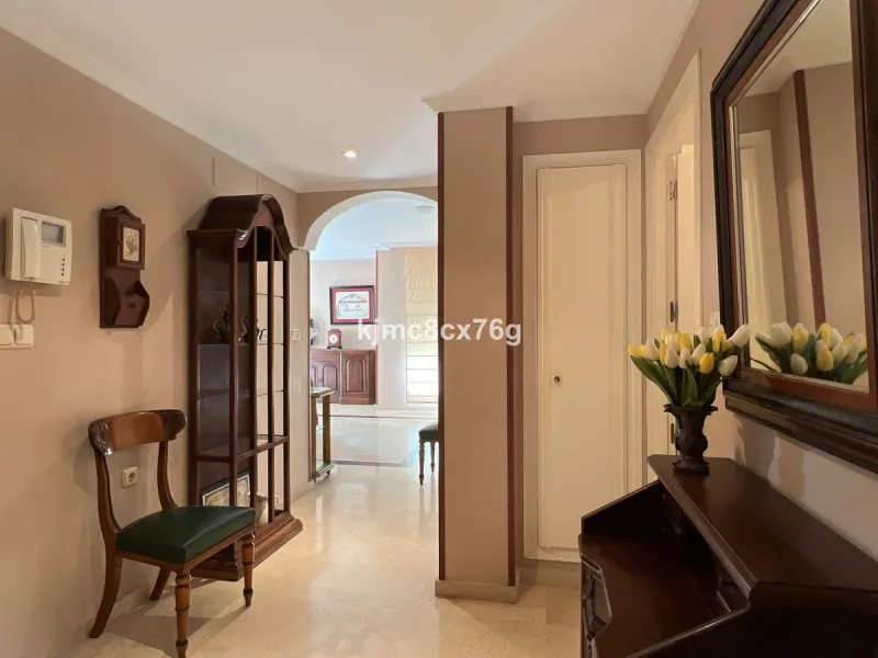 FOR SALE: BEAUTIFUL AND SPACIOUS APARTMENT NEAR THE BEACH. LAS CHAPAS, MARBELLA.