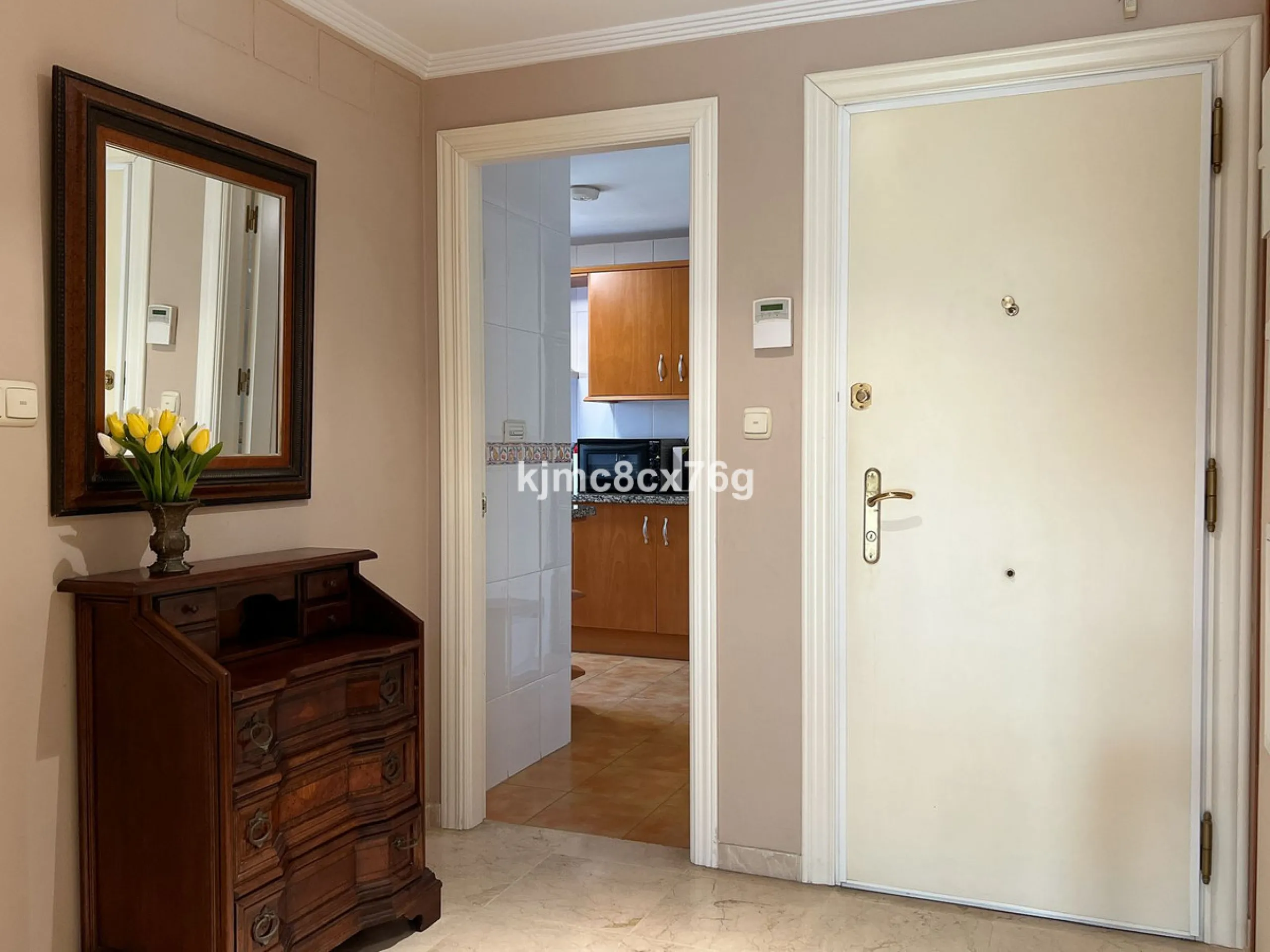 FOR SALE: BEAUTIFUL AND SPACIOUS APARTMENT NEAR THE BEACH. LAS CHAPAS, MARBELLA.