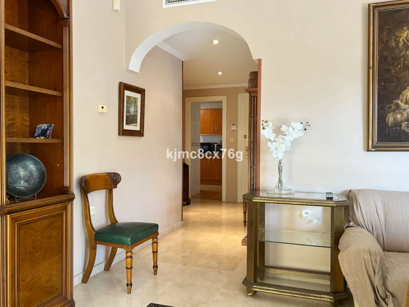 FOR SALE: BEAUTIFUL AND SPACIOUS APARTMENT NEAR THE BEACH. LAS CHAPAS, MARBELLA.