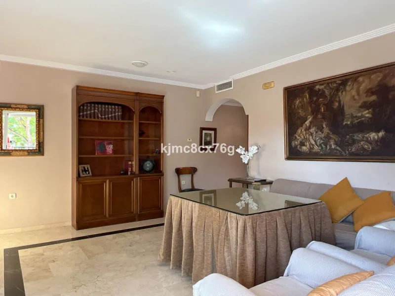 FOR SALE: BEAUTIFUL AND SPACIOUS APARTMENT NEAR THE BEACH. LAS CHAPAS, MARBELLA.