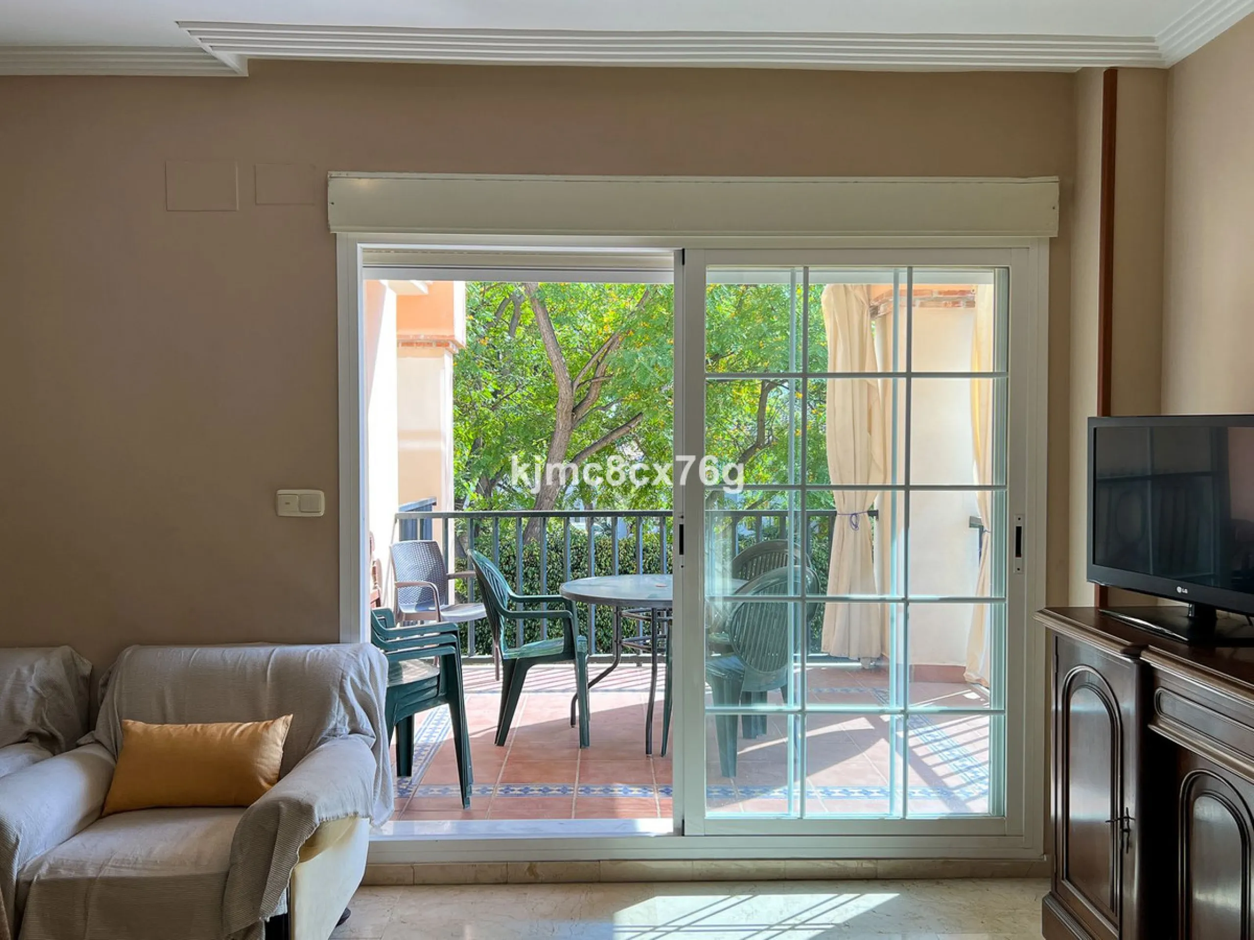 FOR SALE: BEAUTIFUL AND SPACIOUS APARTMENT NEAR THE BEACH. LAS CHAPAS, MARBELLA.