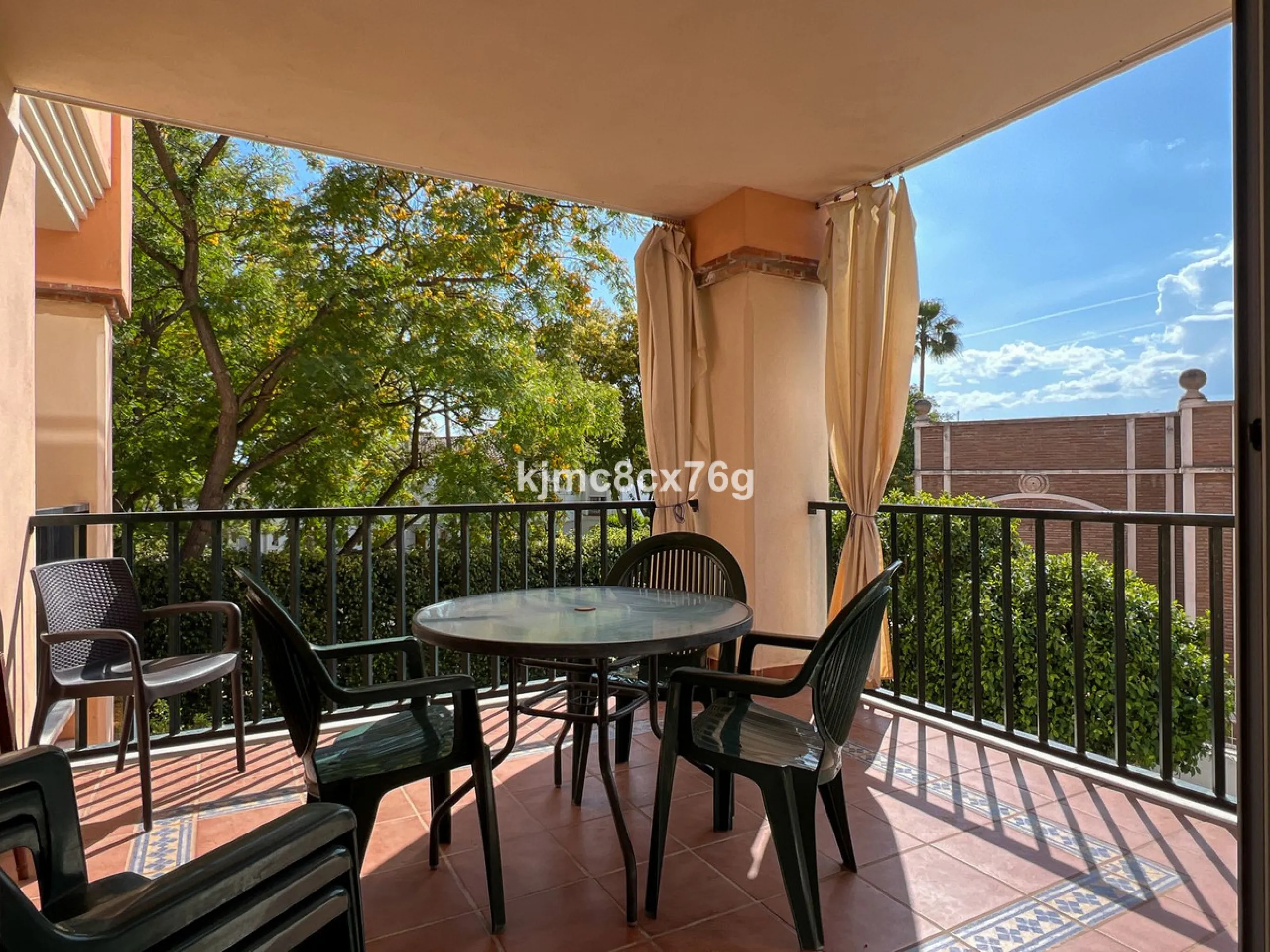 FOR SALE: BEAUTIFUL AND SPACIOUS APARTMENT NEAR THE BEACH. LAS CHAPAS, MARBELLA.