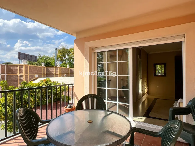 FOR SALE: BEAUTIFUL AND SPACIOUS APARTMENT NEAR THE BEACH. LAS CHAPAS, MARBELLA.
