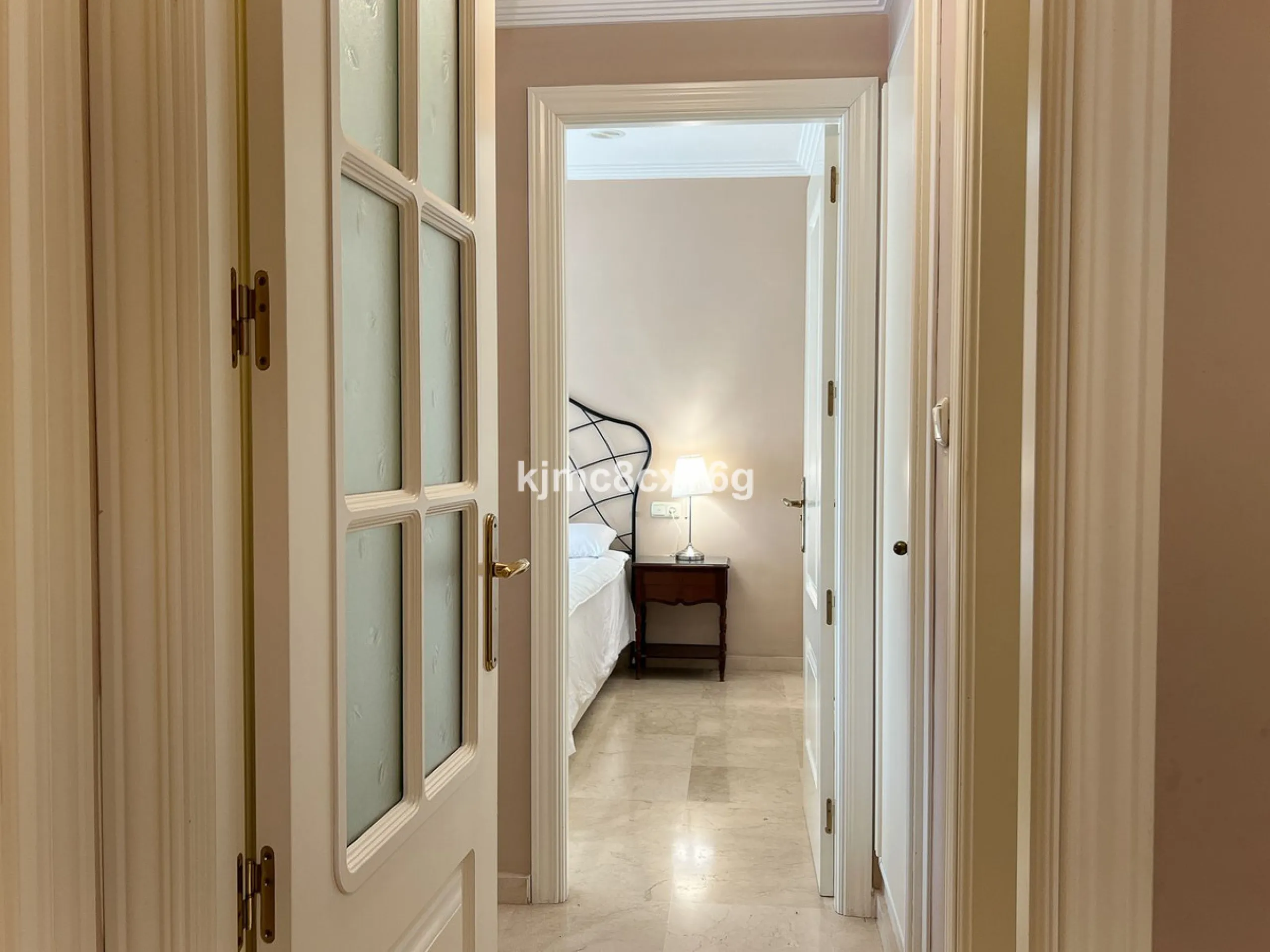FOR SALE: BEAUTIFUL AND SPACIOUS APARTMENT NEAR THE BEACH. LAS CHAPAS, MARBELLA.