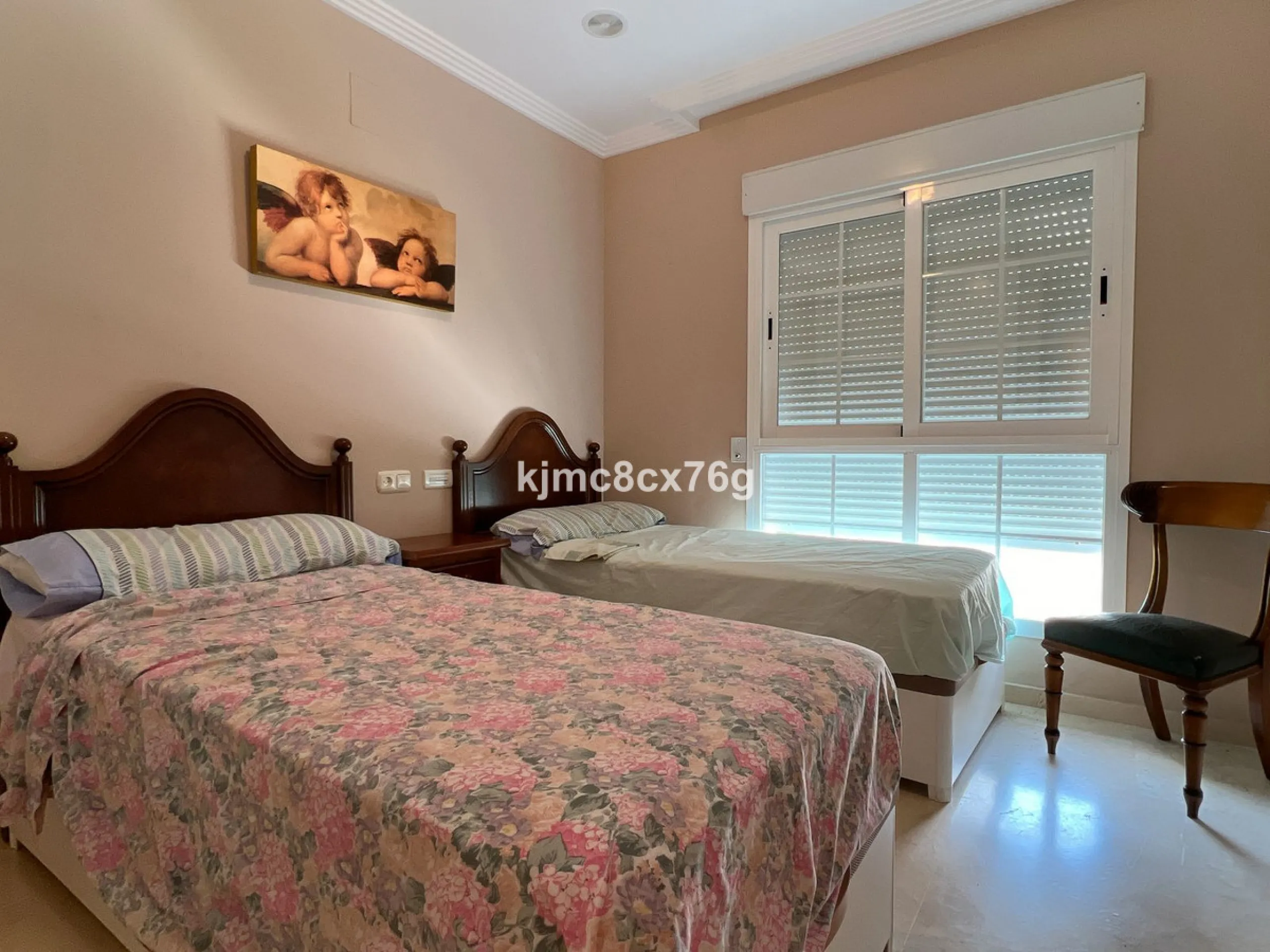 FOR SALE: BEAUTIFUL AND SPACIOUS APARTMENT NEAR THE BEACH. LAS CHAPAS, MARBELLA.