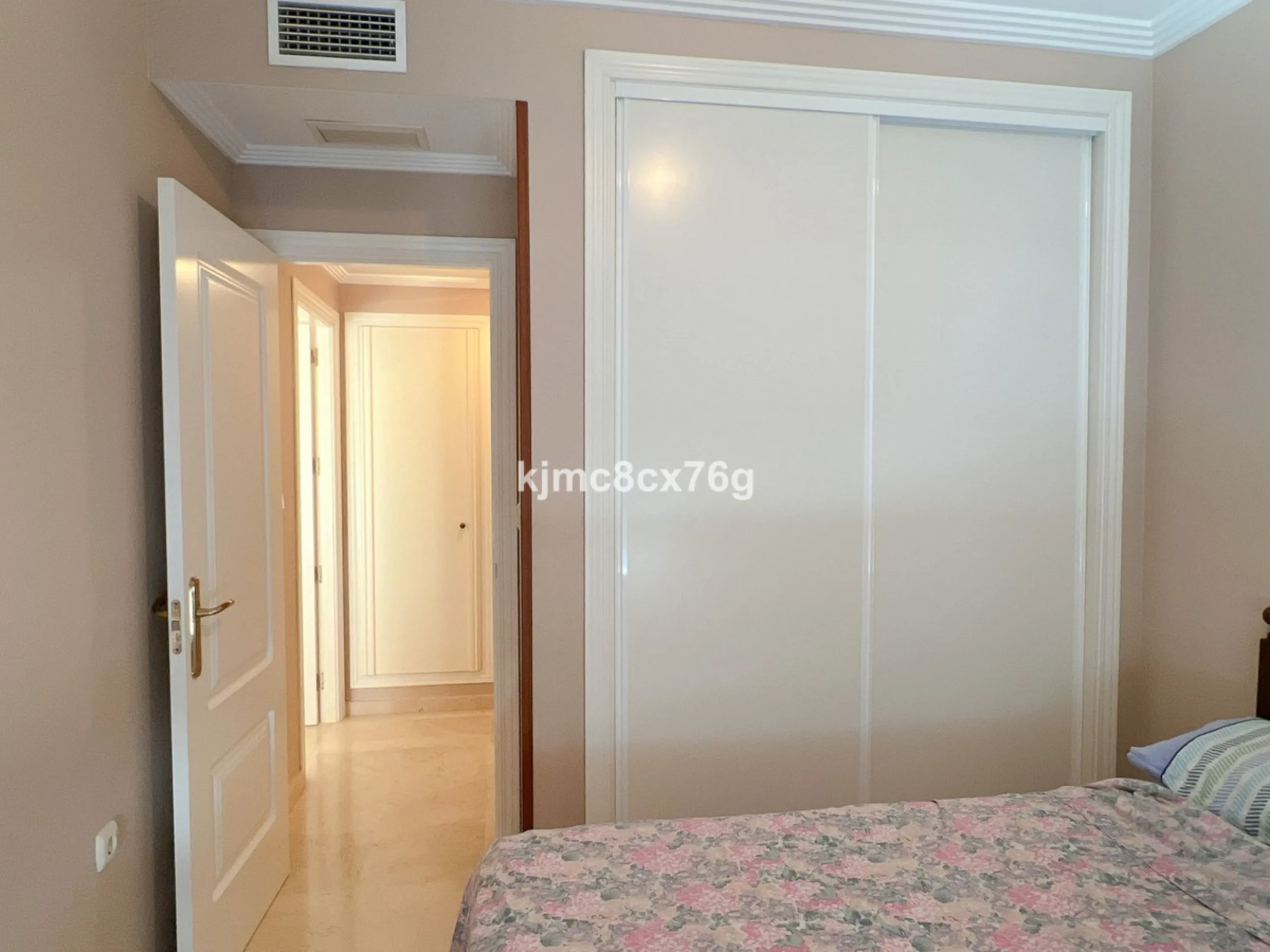 FOR SALE: BEAUTIFUL AND SPACIOUS APARTMENT NEAR THE BEACH. LAS CHAPAS, MARBELLA.