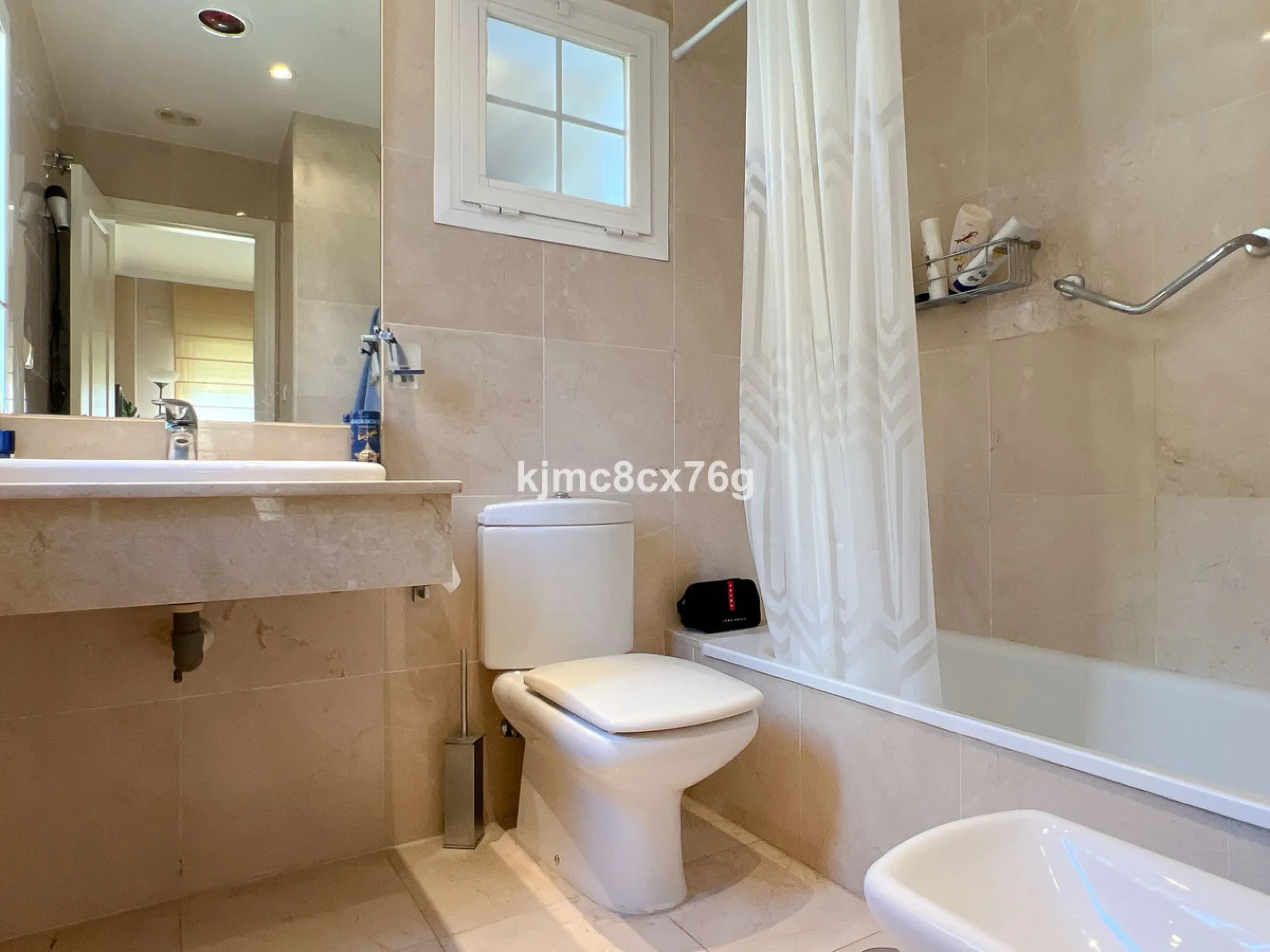 FOR SALE: BEAUTIFUL AND SPACIOUS APARTMENT NEAR THE BEACH. LAS CHAPAS, MARBELLA.