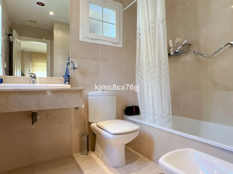 FOR SALE: BEAUTIFUL AND SPACIOUS APARTMENT NEAR THE BEACH. LAS CHAPAS, MARBELLA.