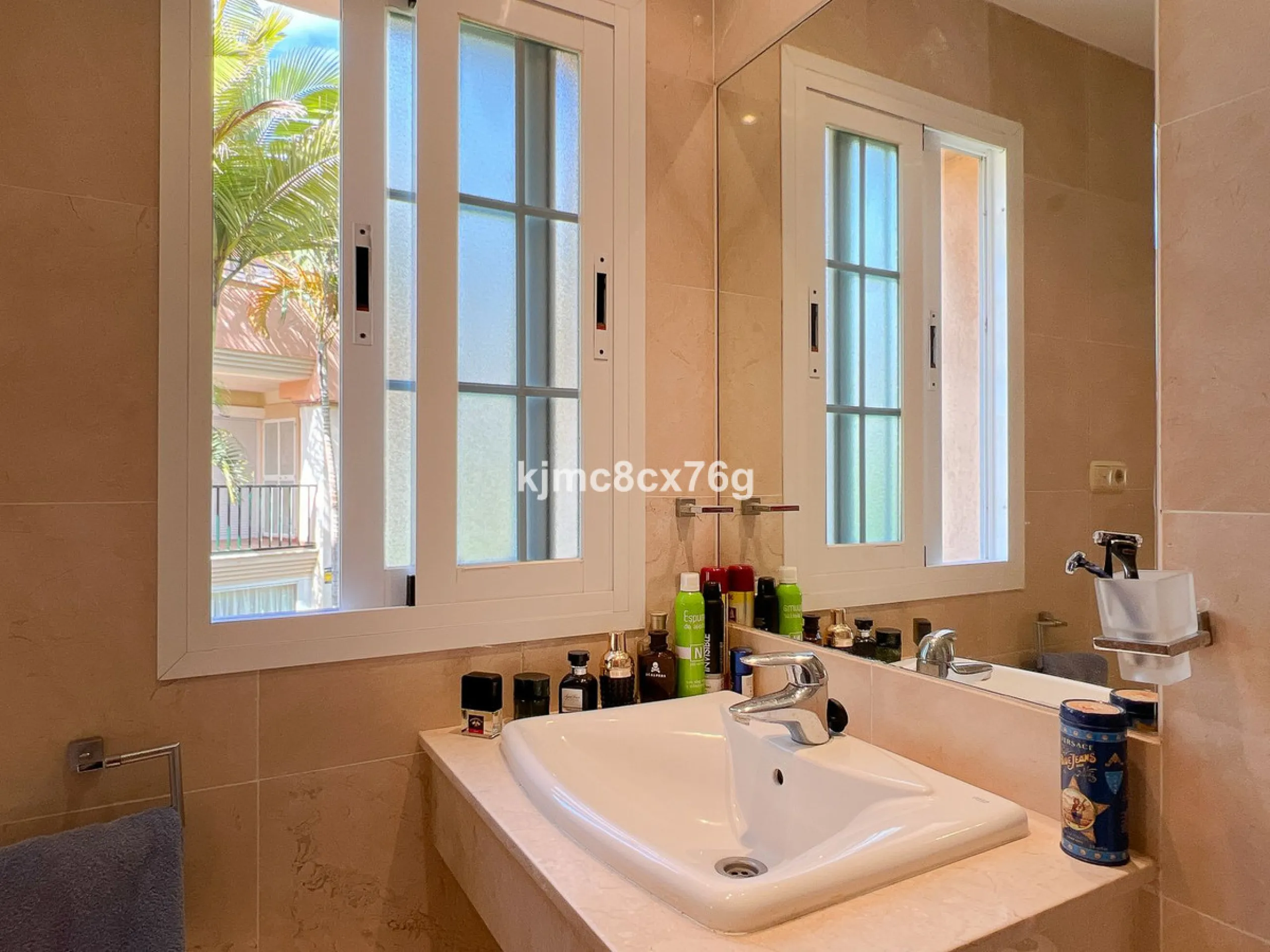 FOR SALE: BEAUTIFUL AND SPACIOUS APARTMENT NEAR THE BEACH. LAS CHAPAS, MARBELLA.