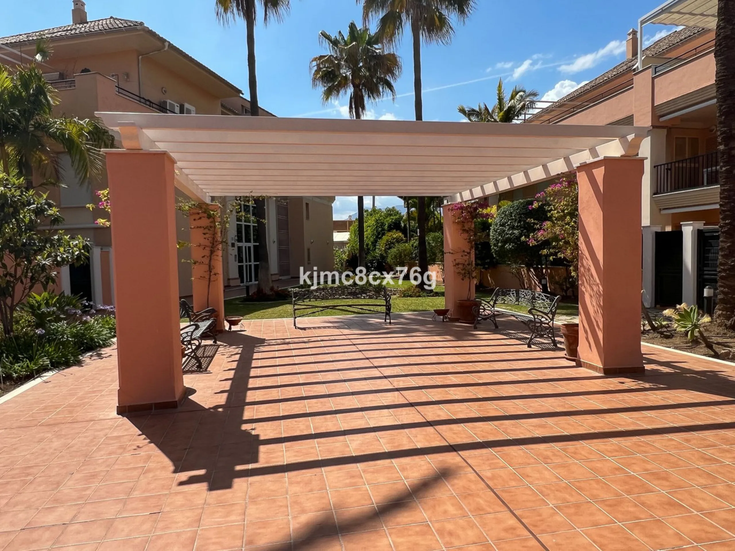 FOR SALE: BEAUTIFUL AND SPACIOUS APARTMENT NEAR THE BEACH. LAS CHAPAS, MARBELLA.