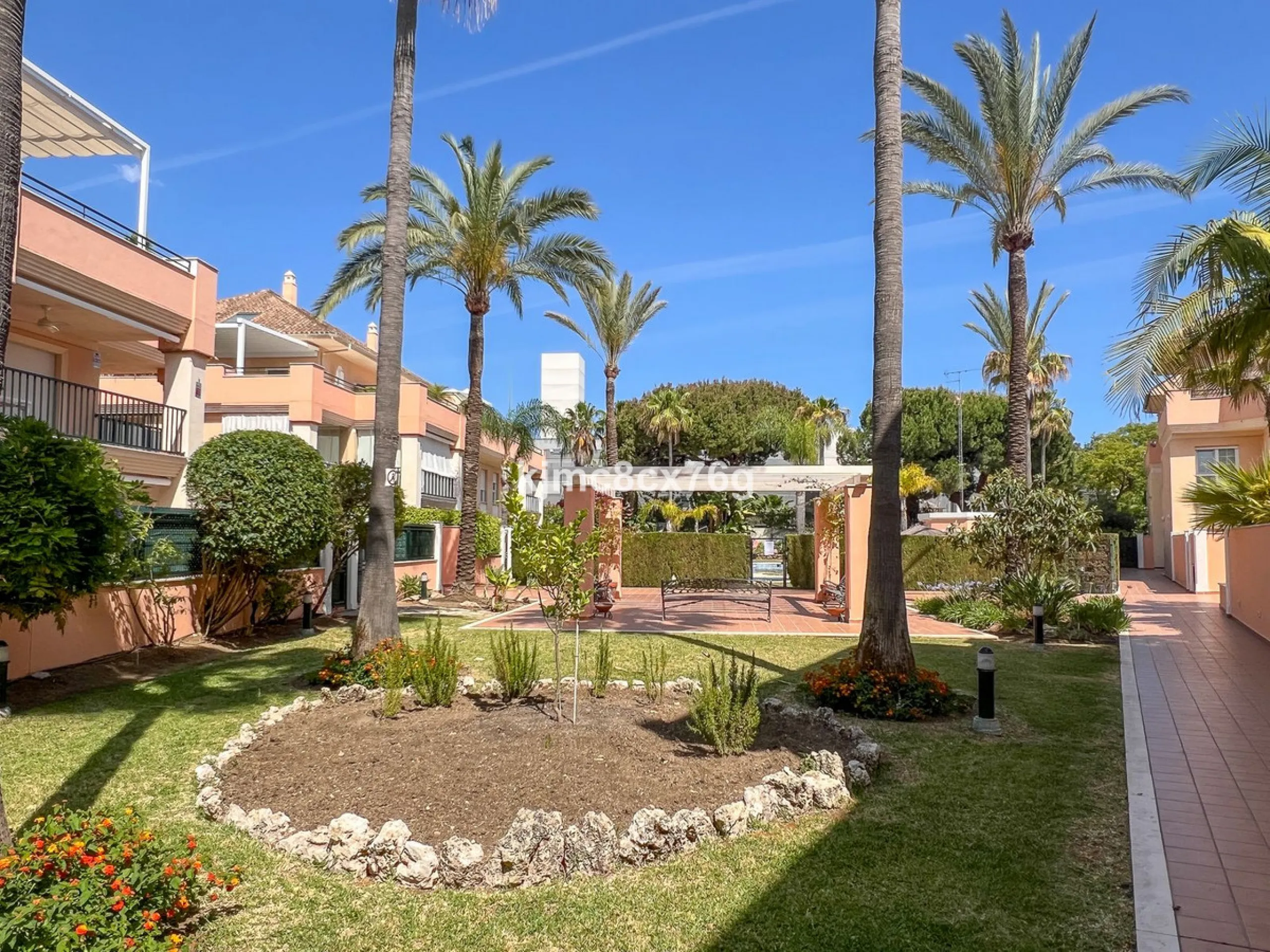 FOR SALE: BEAUTIFUL AND SPACIOUS APARTMENT NEAR THE BEACH. LAS CHAPAS, MARBELLA.