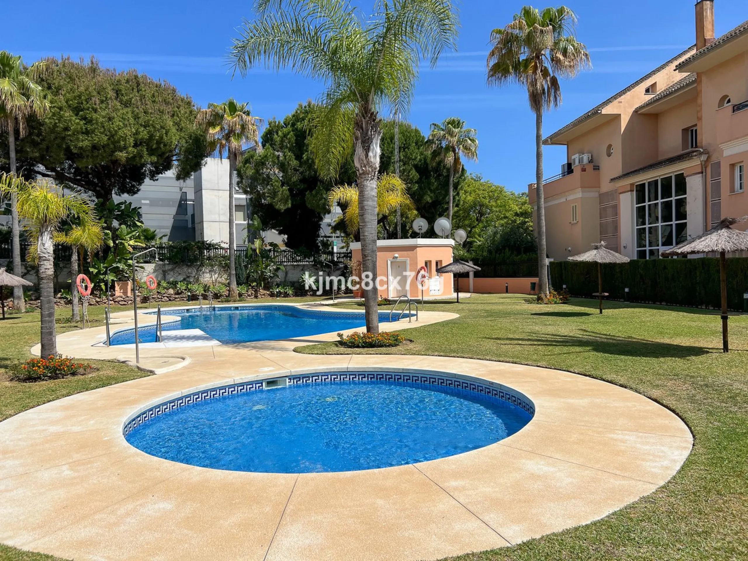 FOR SALE: BEAUTIFUL AND SPACIOUS APARTMENT NEAR THE BEACH. LAS CHAPAS, MARBELLA.